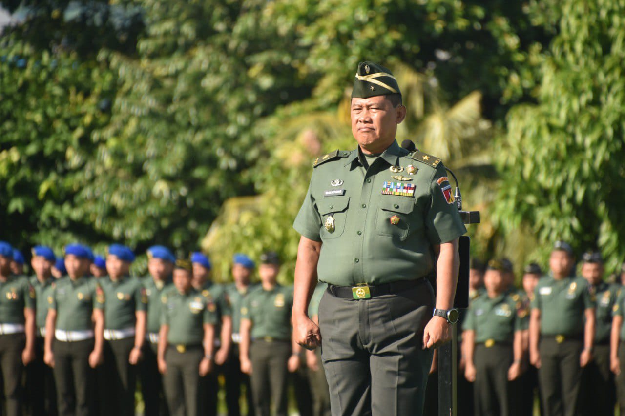 Kapoksahli Pangdam XIII/Merdeka Brigjen TNI Wakhyono, memimpin Upacara Bendera 17-an bulan Maret yang berlangsung di Lapangan Makodam XIII/Merdeka.