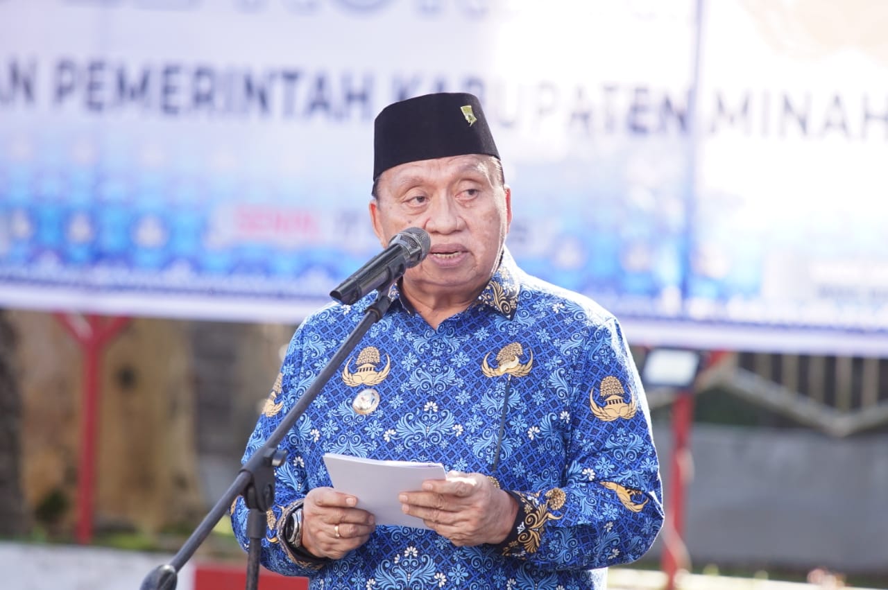Bupati Minahasa, Robby Dondokambey, S.Si., M.A.P., (RD) pimpin Apel KORPRI Jajaran Pemerintah Kabupaten (Pemkab) Minahasa. Senin, (17/3/2025) bertempat di halaman Kantor Bupati Minahasa.