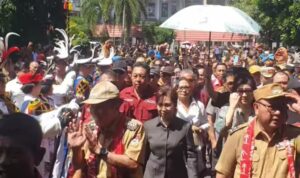 Warga Minsel Jemput Bupati FDW dan Wabup TK di Perbatasan Minahasa - Minsel