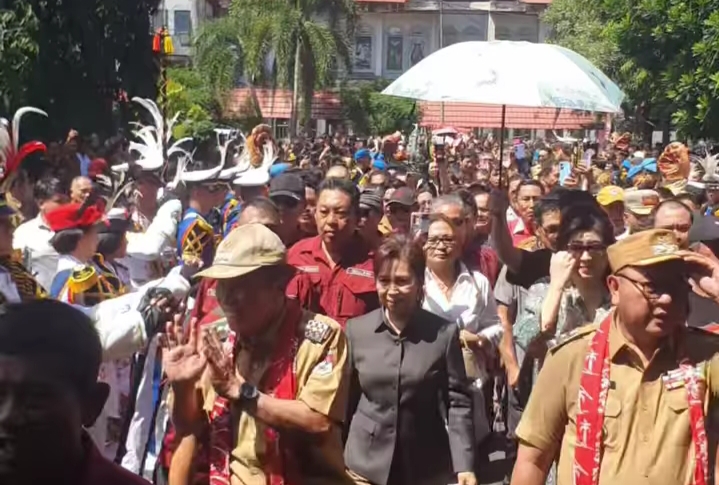 Warga Minsel Jemput Bupati FDW dan Wabup TK di Perbatasan Minahasa - Minsel