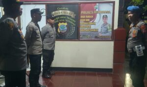 Propam Polres Minahasa melalui Kasie IPTU Nofry melakukan pengecekan terhadap anggota piket di sejumlah Polsek jajaran Polres Minahasa, Jumat (8/3/2025).