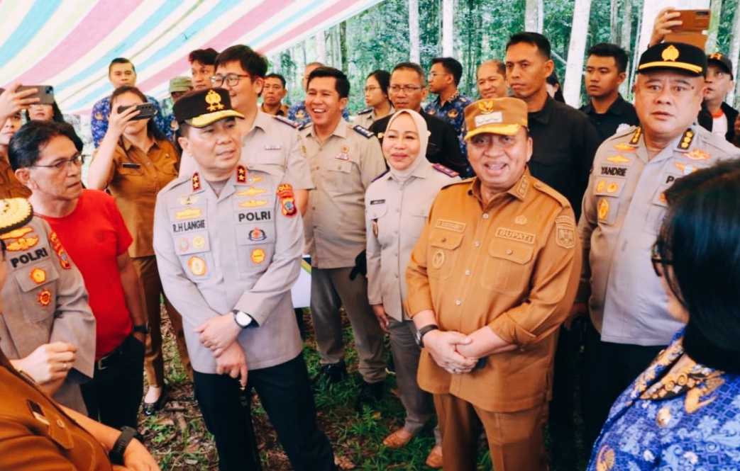 Bupati Minahasa, Robby Dondokambey, S.Si, MAP, mendampingi Kapolda Sulawesi Utara, Irjen Pol. Dr. Roycke Harry Langie, SIK, MH,.