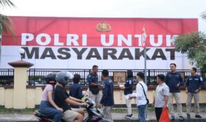 Polda Sulut melaksanakan pembagian takjil di depan Markas Komando (Mako) Polda Sulawesi Utara, Jalan Bethesda Manado, Kamis (13/3/2025) sore.