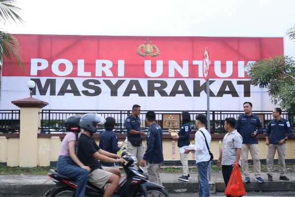 Polda Sulut Polda Sulut melaksanakan pembagian takjil di depan Markas Komando (Mako) Polda Sulawesi Utara, Jalan Bethesda Manado, Kamis (13/3/2025) sore.