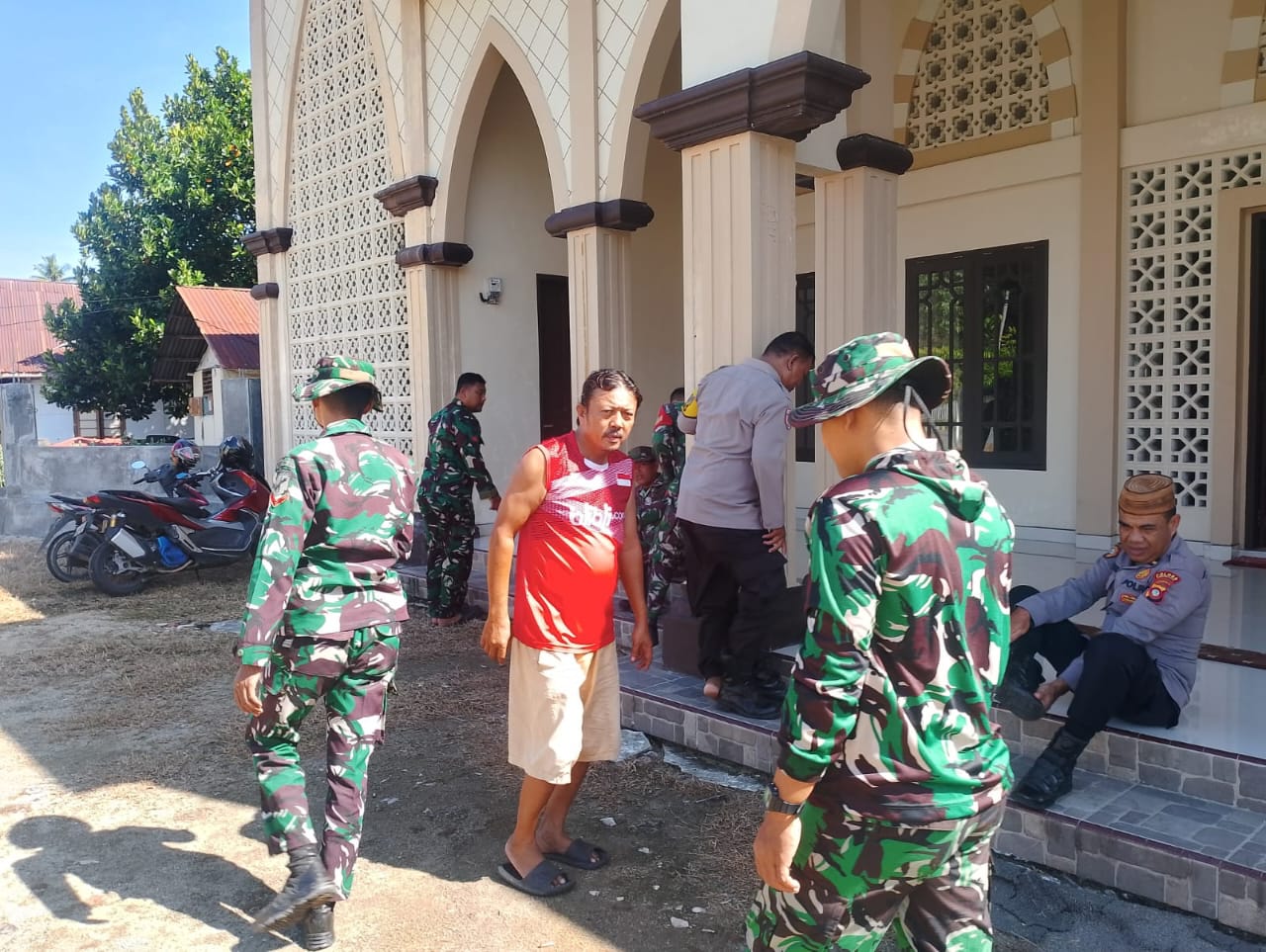 TNI dan Polri kembali menunjukkan sinergi serta kepedulian terhadap masyarakat dengan menggelar kegiatan Karya Bakti di Masjid Aqabah, Desa Teratai, Kecamatan Tabongo, Kabupaten Gorontalo.