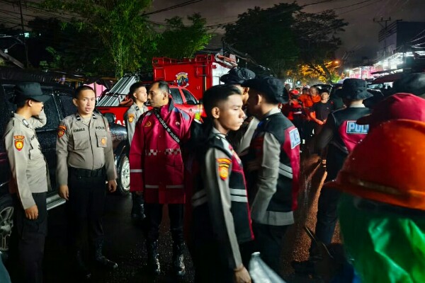 250 personel gabungan Polda Sulut dan Polresta Manado diturunkan untuk membantu melakukan evakuasi warga terdampak banjir dan tanah longsor di Kota Manado.