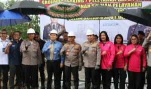 Kapolda Sulawesi Utara Irjen Pol Roycke Harry Langie didampingi Wakapolda Brigjen Pol Bahagia Dachi dan Ketua Bhayangkari Sulut Ny. Joan Roycke Langie serta sejumlah pejabat mitra Polda lainnya, melaksanakan peletakan batu pertama pembangunan Satuan Pelayanan Pemenuhan Gizi (SPPG) Polda Sulut, Senin (24/3/2025).