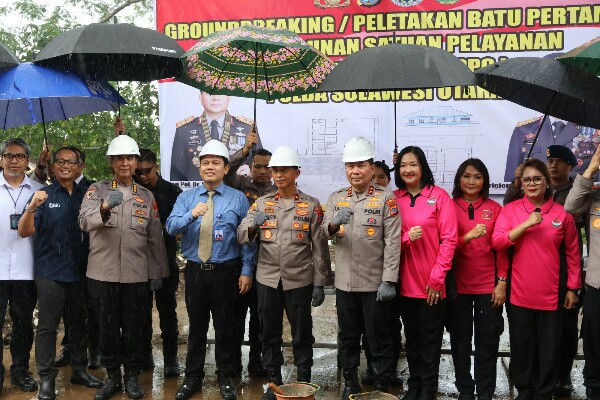 Kapolda Sulawesi Utara Irjen Pol Roycke Harry Langie didampingi Wakapolda Brigjen Pol Bahagia Dachi dan Ketua Bhayangkari Sulut Ny. Joan Roycke Langie serta sejumlah pejabat mitra Polda lainnya, melaksanakan peletakan batu pertama pembangunan Satuan Pelayanan Pemenuhan Gizi (SPPG) Polda Sulut, Senin (24/3/2025).
