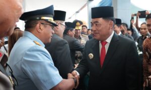 Pidato perdana Gubernur Sulawesi Utara Mayjen TNI (Purn) Yulius Selvanus, S.E., Danlanud Sam Ratulangi Marsma TNI Antariksa Anondo, S.E., M.Tr.(Han)., bersama pejabat Forkopimda Sulawesi Utara menghadiri Rapat Paripurna DPRD Sulawesi Utara di Kantor DPRD Sulawesi Utara, Manado. Selasa (4/2/).