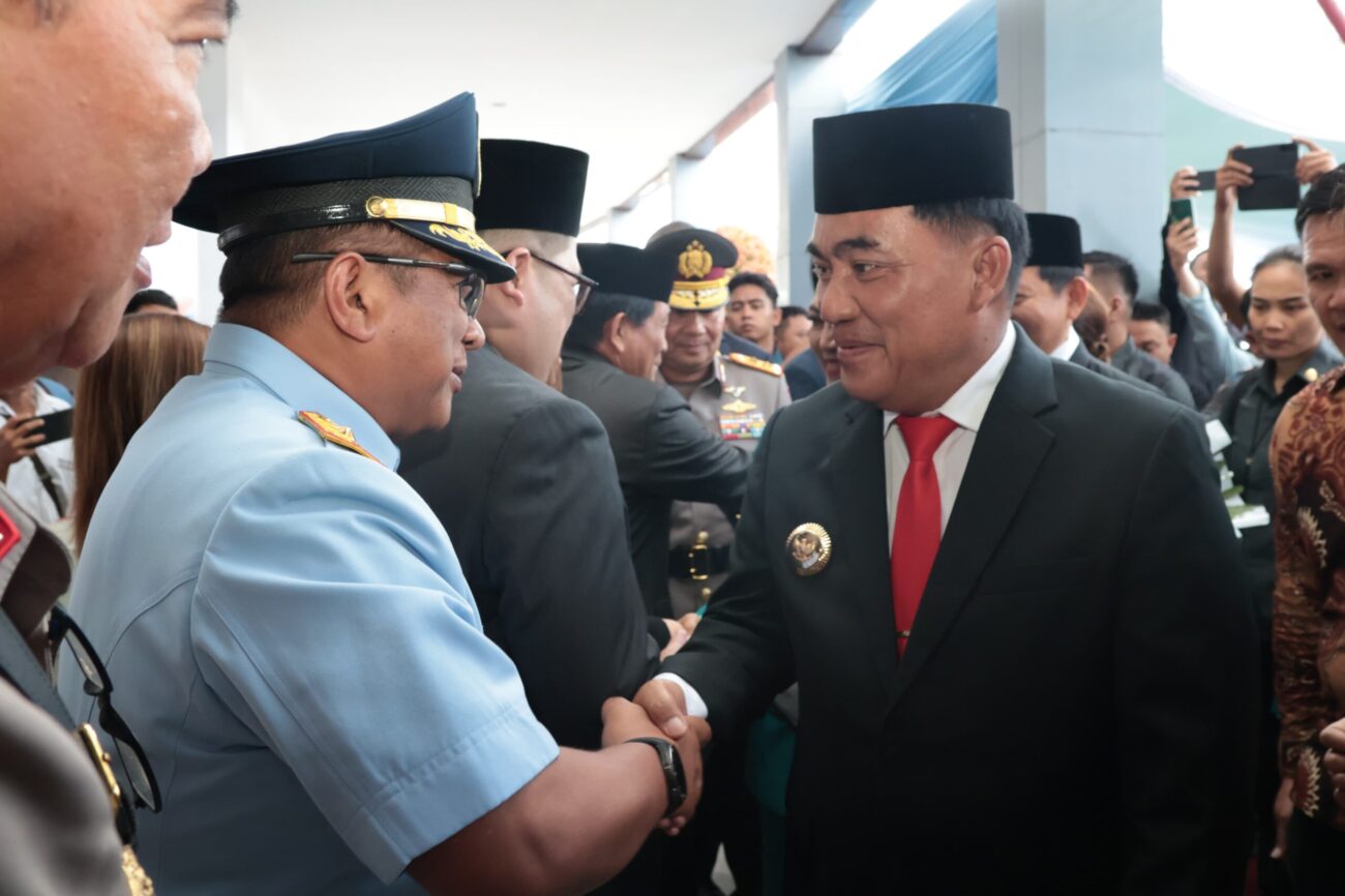 Pidato perdana Gubernur Sulawesi Utara Mayjen TNI (Purn) Yulius Selvanus, S.E., Danlanud Sam Ratulangi Marsma TNI Antariksa Anondo, S.E., M.Tr.(Han)., bersama pejabat Forkopimda Sulawesi Utara menghadiri Rapat Paripurna DPRD Sulawesi Utara di Kantor DPRD Sulawesi Utara, Manado. Selasa (4/2/).