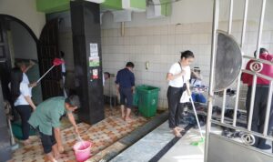 Aksi  Tim Luwansa Hotel Manado  bersihkan  Masjid Baitur Rahim Manado dan Lingkungan sekitarnya, Kamis (27/2).