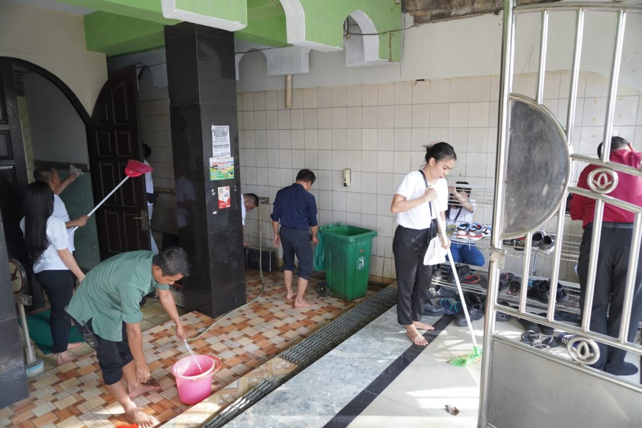 Aksi  Tim Luwansa Hotel Manado  bersihkan  Masjid Baitur Rahim Manado dan Lingkungan sekitarnya, Kamis (27/2).
