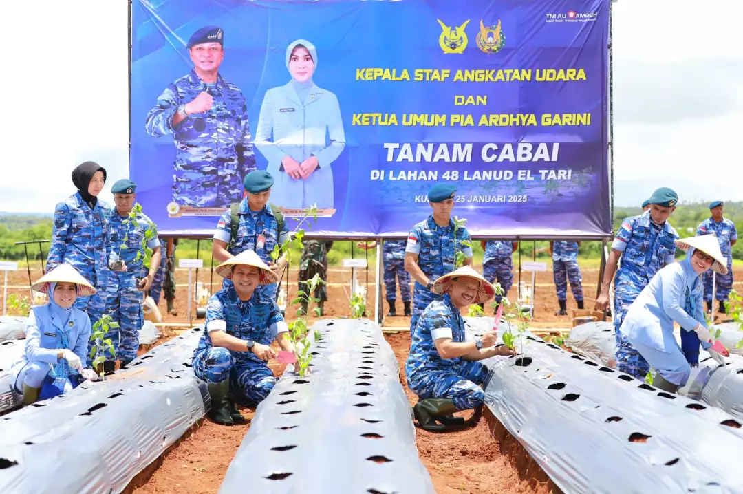 Kasau, Kepala Staf Angkatan Udara  Marsekal TNI M. Tonny Harjono, S.E., M.M., didampingi Ketua Umum PIA Ardhya Garini Ny. Isa M. Tonny Harjono, melaksanakan penanaman bibit cabai rawit Zahra dan jagung Lamuru di Lahan 48 Pangkalan TNI Angkatan Udara (Lanud) El Tari, Kupang, Selasa (25/2/2025).