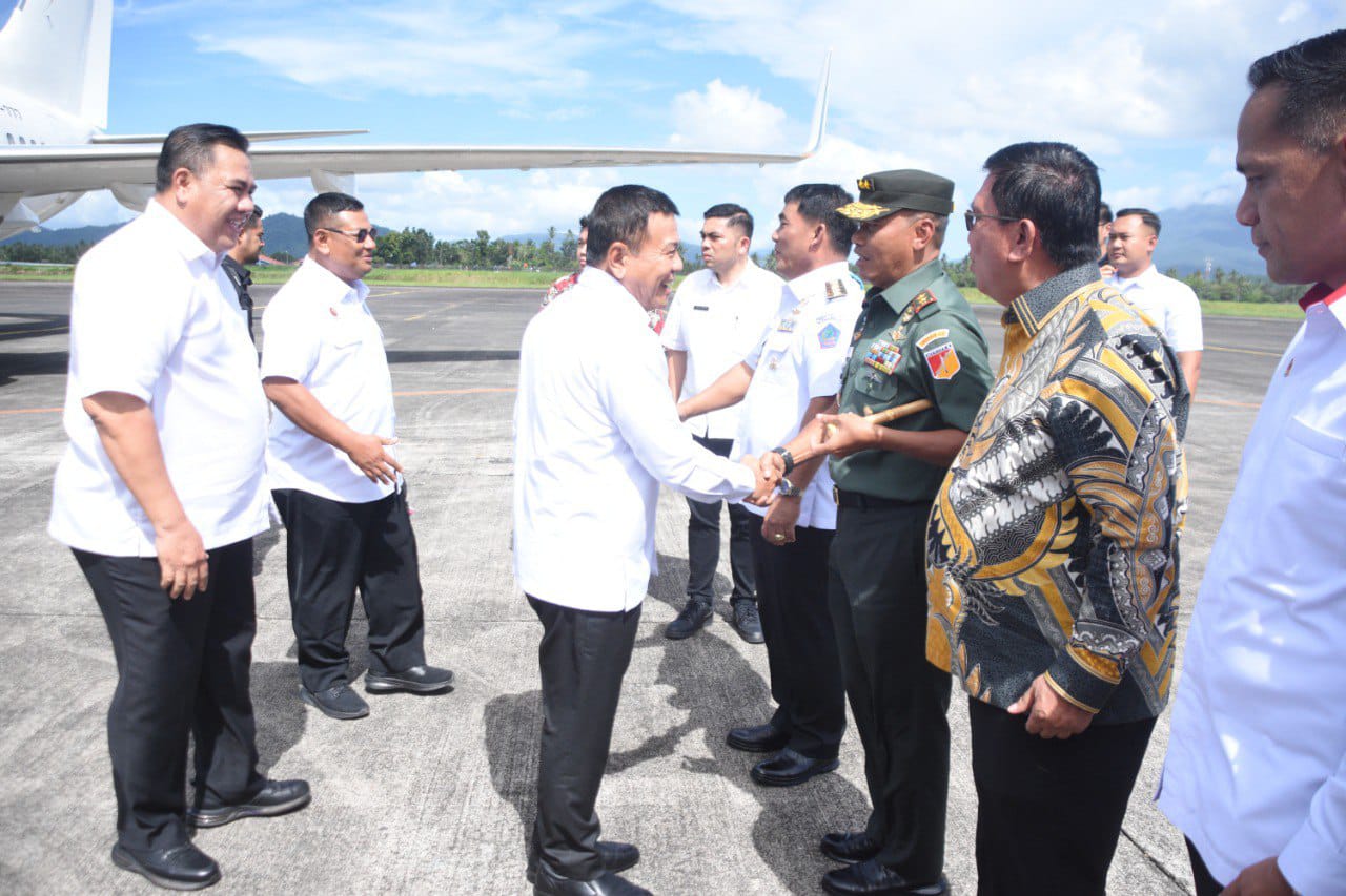 Pangdam XIII/Merdeka Mayjen TNI Suhardi, Bersama Forkopimda Sulut menyambut kedatangan Kepala Badan Intelijen Negara (BIN) Republik Indonesia M. Herindra, di Bandara Internasional Sam Ratulangi, Manado.