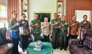 Pangdam XIII/Merdeka Mayjen TNI Suhardi menerima kunjungan silaturahmi dari Kepala Kantor Wilayah Badan Pertanahan Nasional (BPN) Provinsi Sulawesi Utara di Makodam XIII/Merdeka, ,Kamis 13 Maret 2025.
