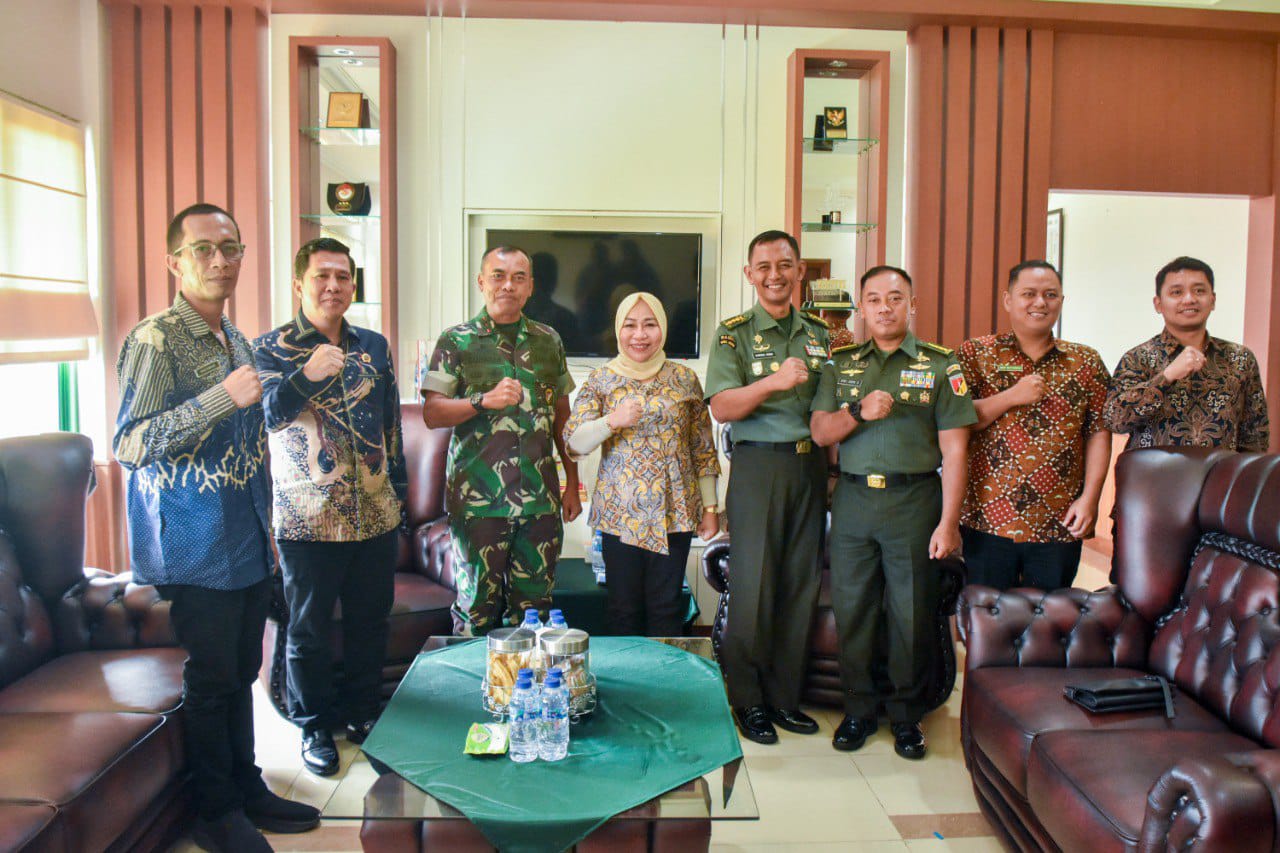 Pangdam XIII/Merdeka Mayjen TNI Suhardi menerima kunjungan silaturahmi dari Kepala Kantor Wilayah Badan Pertanahan Nasional (BPN) Provinsi Sulawesi Utara di Makodam XIII/Merdeka, ,Kamis 13 Maret 2025.