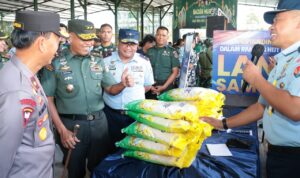 Danlanud Sam Ratulangi Marsma TNI Antariksa Anondo, S.E., M.Tr.(Han)., didampingi Ketua PIA Ardhya Garini Cabang 9/D.II Lanud Sam Ratulangi Ny. Sasi Antariksa menghadiri Bazar Ramadan TNI di Area Parkir Kodam XIII/Merdeka, Manado, Sulawesi Utara. Selasa (25/3/2025).