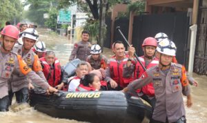 Brimob Sebar Ratusan Anggota ke Titik Banjir Jabodetabek, Evakuasi Anak-Lansia