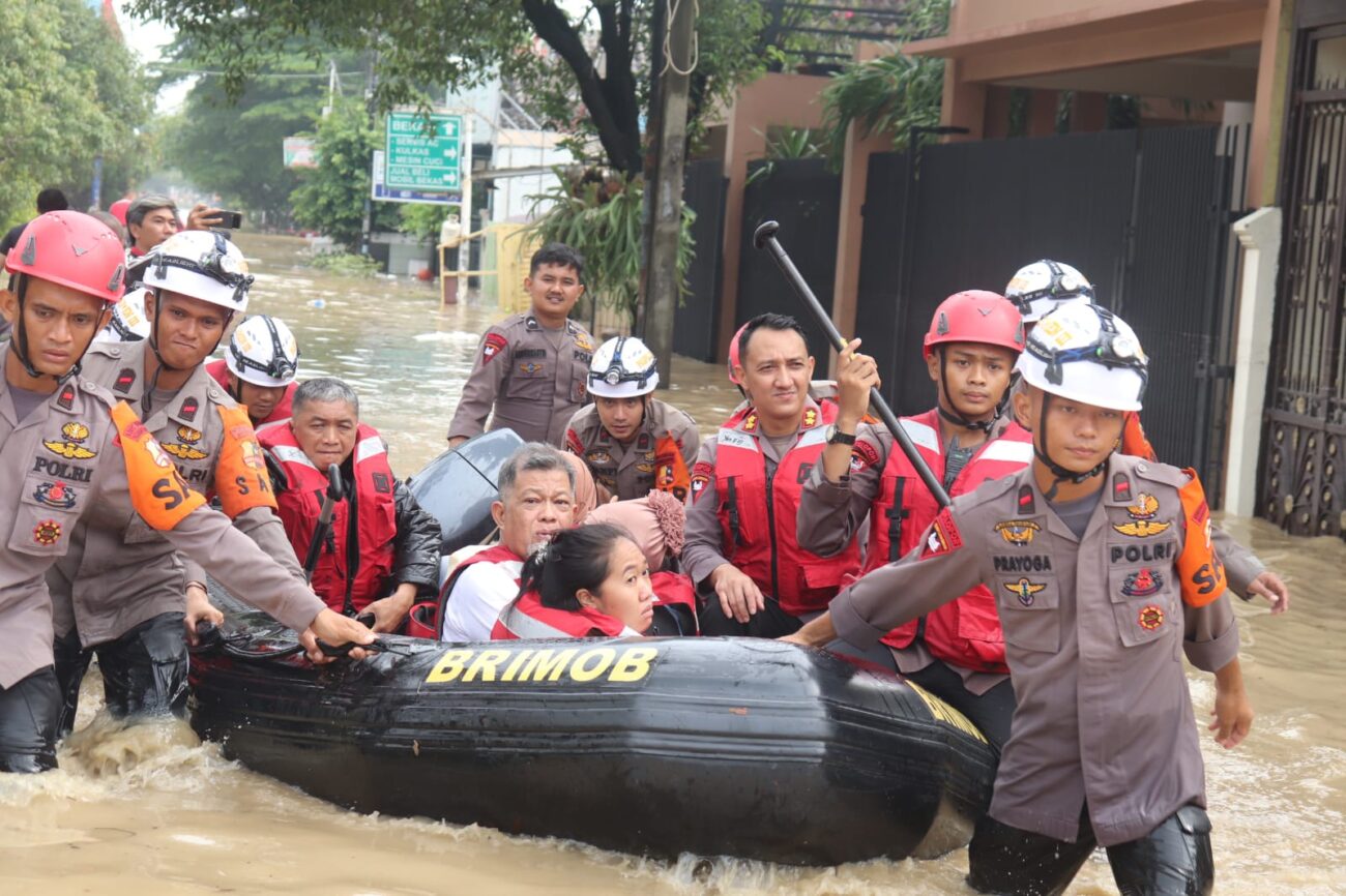 Brimob Sebar Ratusan Anggota ke Titik Banjir Jabodetabek, Evakuasi Anak-Lansia