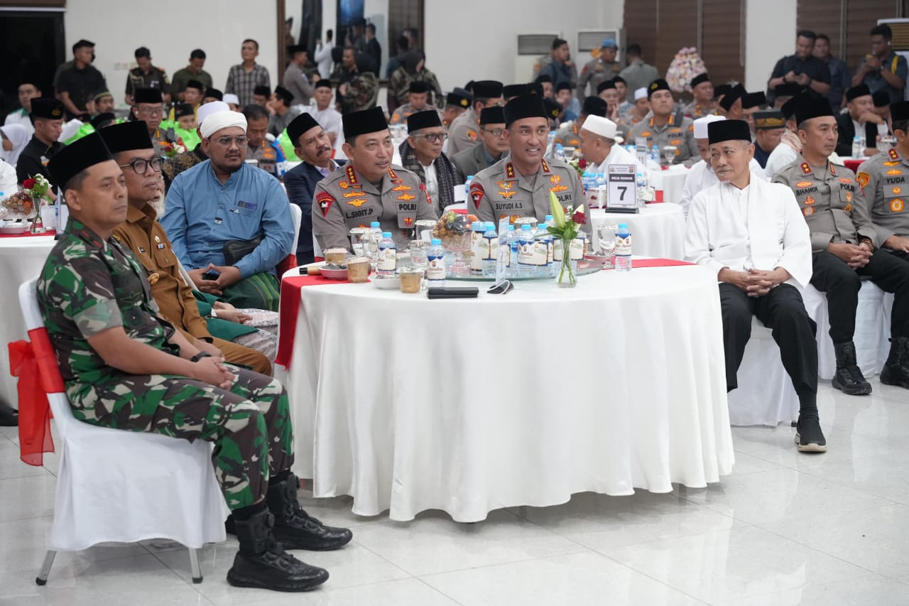 Kapolri Jenderal Pol. Listyo Sigit Prabowo beserta sejumlah pejabat utama Mabes Polri menggelar acara buka puasa bersama para tokoh ulama dan elemen masyarakat Banten.