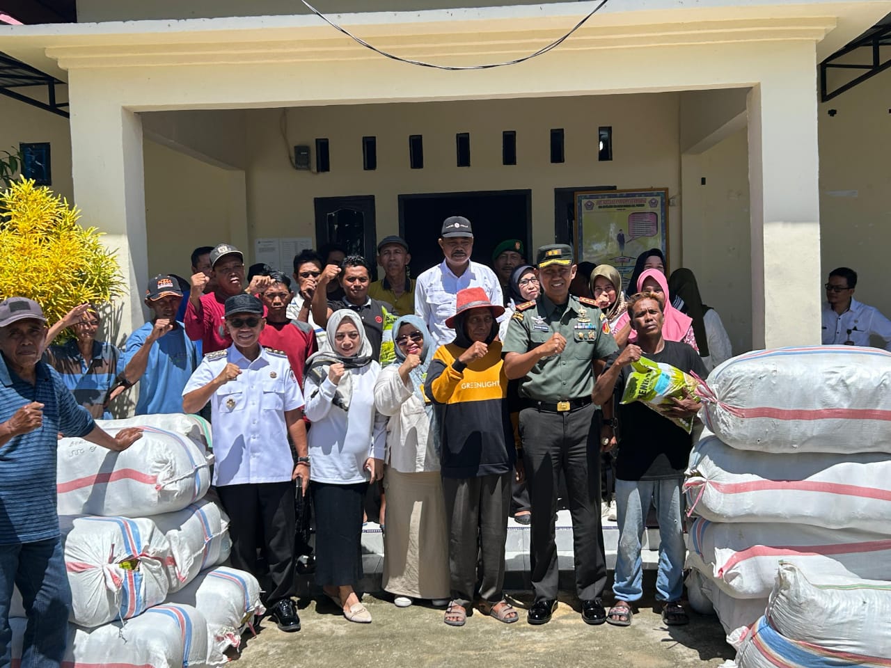 Dandim 1313/Pohuwato Letkol Inf Madiyan Surya, S.Hub.Int., M.Han., menghadiri acara penyerahan bantuan pemerintah komoditi padi sawah kepada para petani di wilayah Kabupaten Pohuwato.