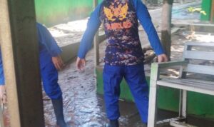 Ditpolairud Polda Sulut bersihkan lokasi terdampak banjir di Bailang Manado Pascabanjir yang melanda beberapa wilayah di Kota Manado pada Jumat-Sabtu, 21-22 Maret 2025.