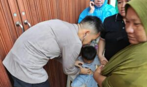 Biddokkes Polda Sulawesi Utara melaksanakan pelayanan kesehatan (Yankes) mobile kepada warga masyarakat yang terdampak banjir di Kota Manado, pada hari Sabtu (22/3/2025).