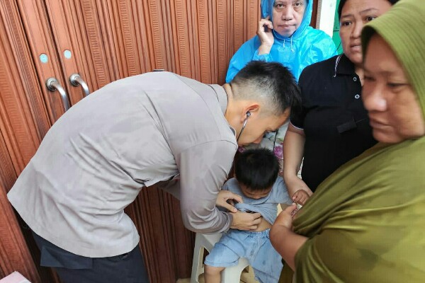 Biddokkes Polda Sulawesi Utara melaksanakan pelayanan kesehatan (Yankes) mobile kepada warga masyarakat yang terdampak banjir di Kota Manado, pada hari Sabtu (22/3/2025).