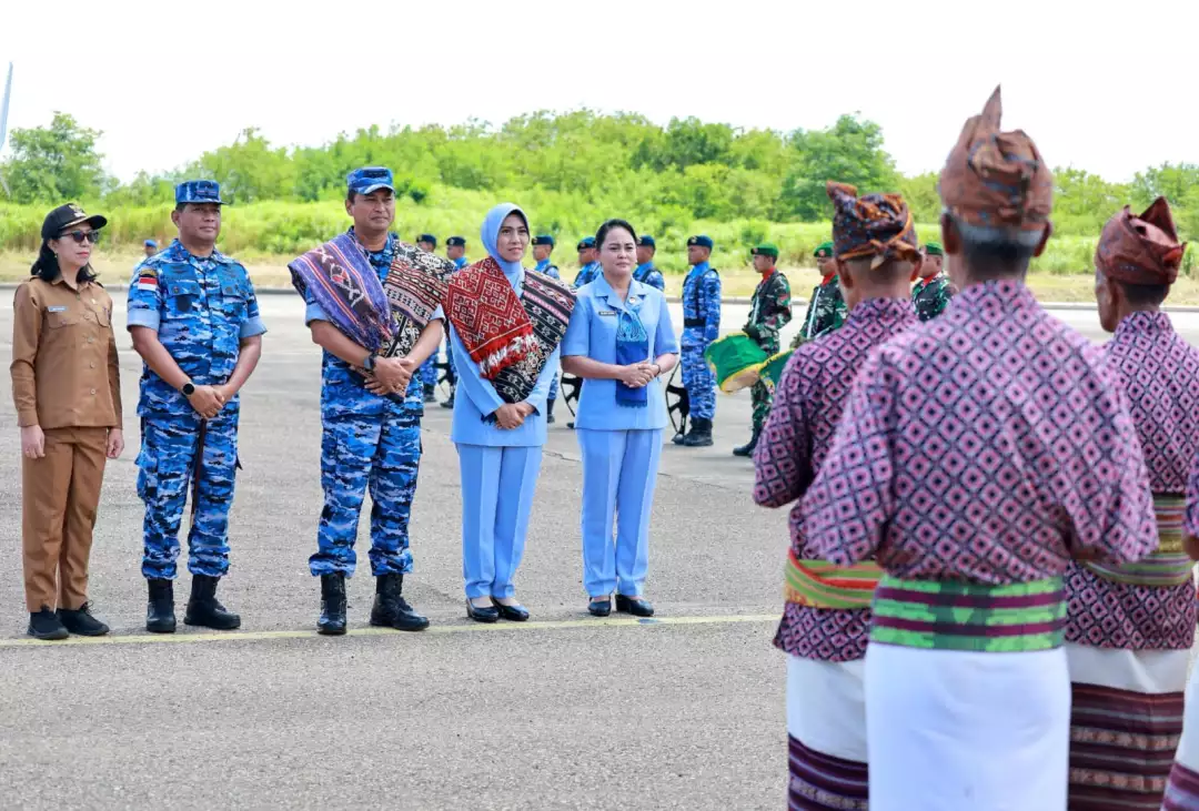 Kasau, Kepala Staf Angkatan Udara  Marsekal TNI M. Tonny Harjono, S.E., M.M. didampingi Ketua Umum (Ketum) PIA Ardhya Garini Ny. Isa M. Tonny Harjono melaksanakan Kunjungan Kerja (Kunker) ke Pangkalan TNI Angkatan Udara (Lanud) El Tari, Kupang, Selasa (25/2/2025).