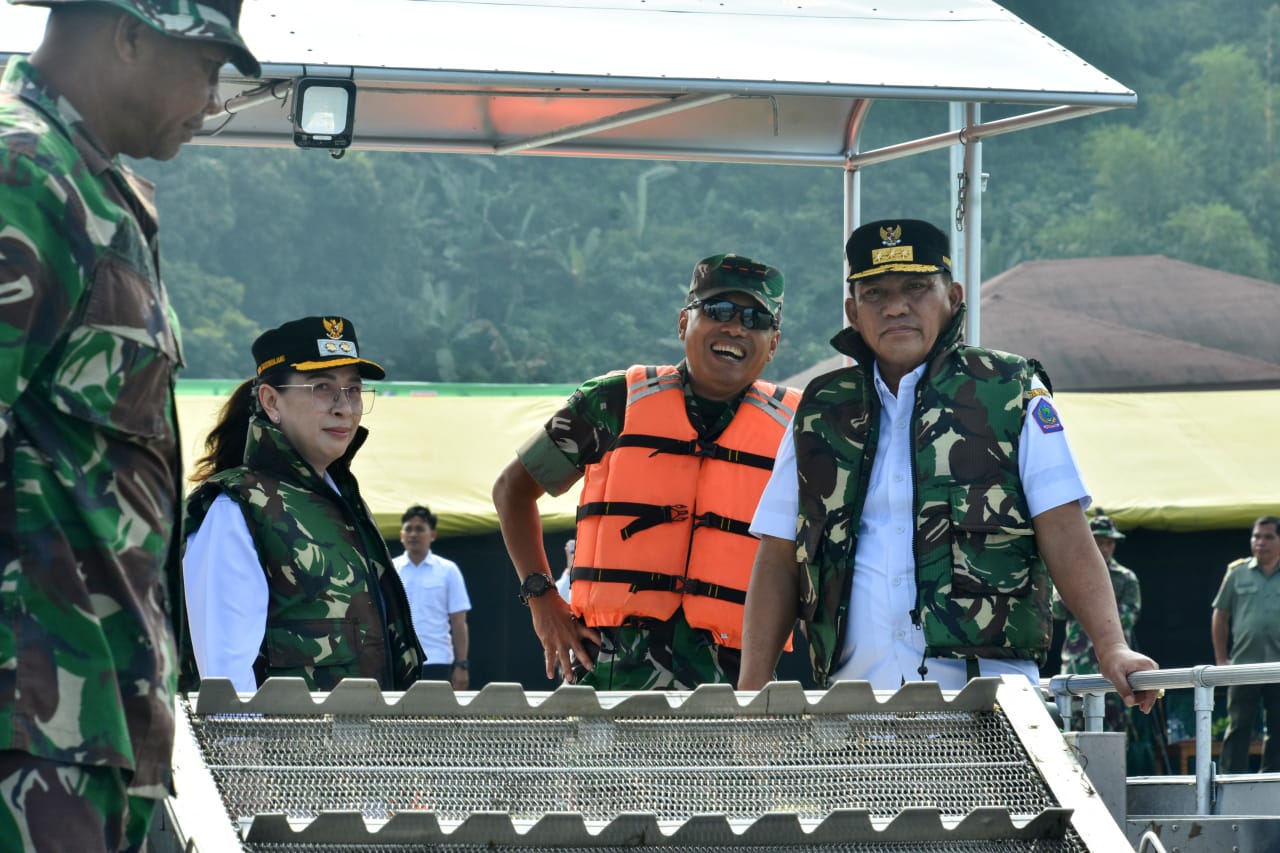 Pangdam XIII/Merdeka Mayor Jenderal TNI Suhardi, bersama Gubernur Sulawesi Utara (Sulut) Yulius Selvanus Komaling (YSK) melakukan kunjungan langsung ke Danau Tondano, Kabupaten Minahasa, Sulawesi Utara. Rabu (5/3/2025).