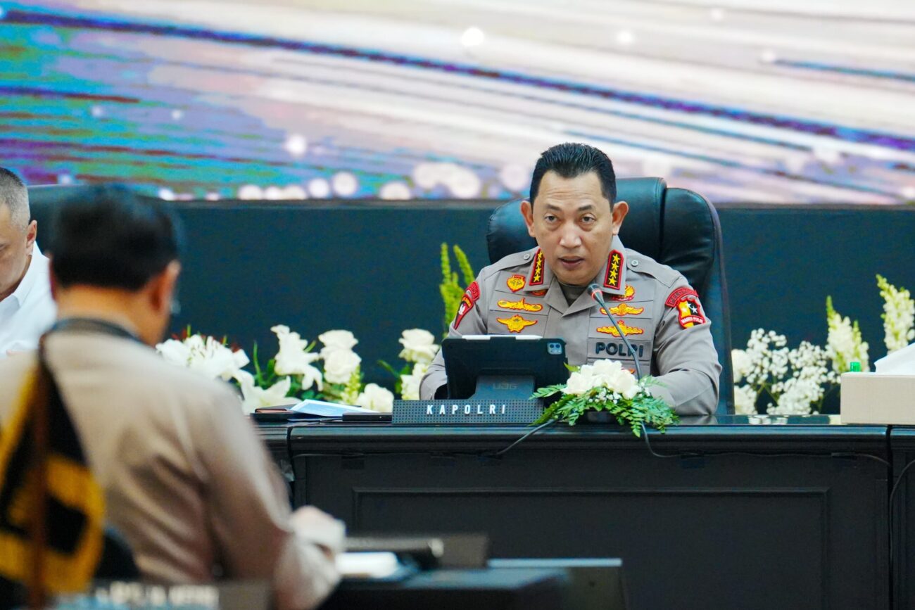 Kapolri Jenderal Pol. Listyo Sigit Prabowo menghadiri rapat lintas sektoral dalam menghadapi arus mudik dan balik Lebaran 2025.