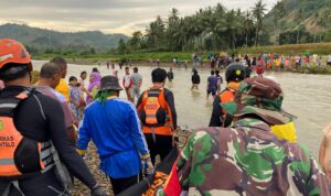Babinsa Koramil 1314-01/Kwandang terlibat dalam operasi pencarian dan evakuasi korban hanyut di sungai Desa Bualemo, Kecamatan Kwandang, Kabupaten Gorontalo Utara.