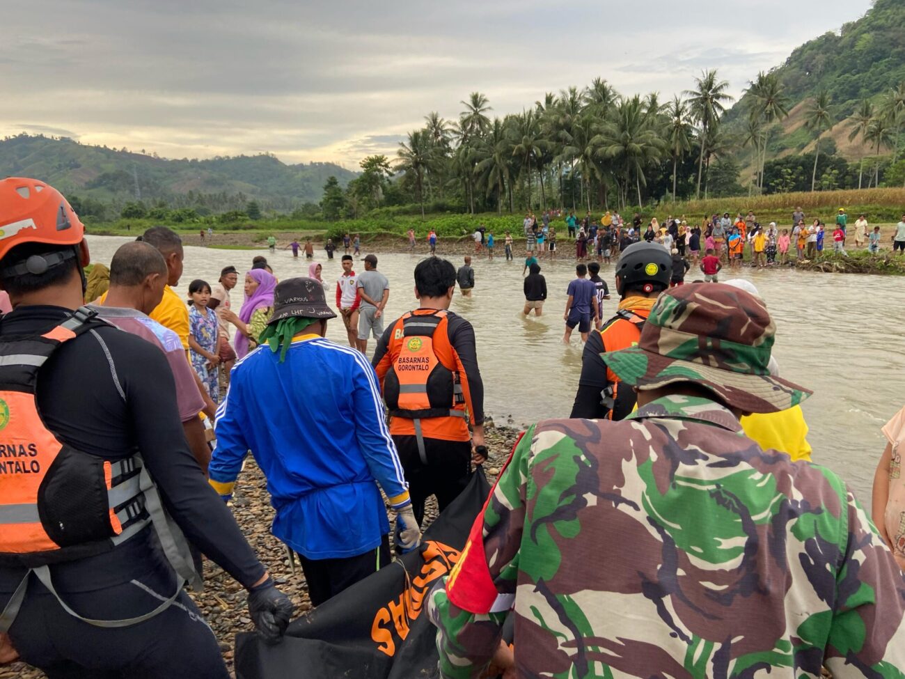 Babinsa Koramil 1314-01/Kwandang terlibat dalam operasi pencarian dan evakuasi korban hanyut di sungai Desa Bualemo, Kecamatan Kwandang, Kabupaten Gorontalo Utara.