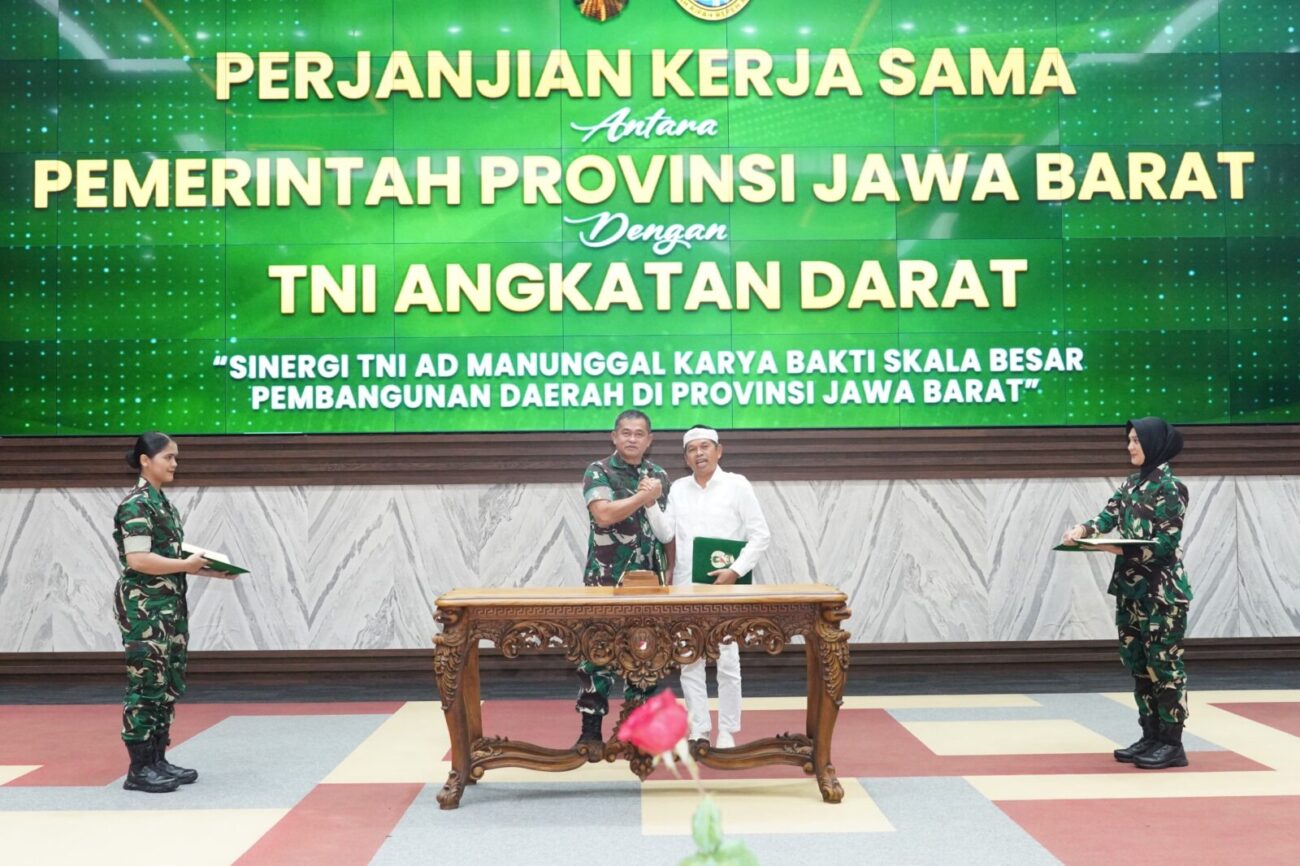 Kasad Jenderal TNI Maruli Simanjuntak, M.Sc., bersama Gubernur Jawa Barat Dedi Mulyadi menandatangani Perjanjian Kerja Sama (PKS) di Markas Besar Angkatan Darat (Mabesad), Jakarta Pusat, Jumat (14/3/2025).
