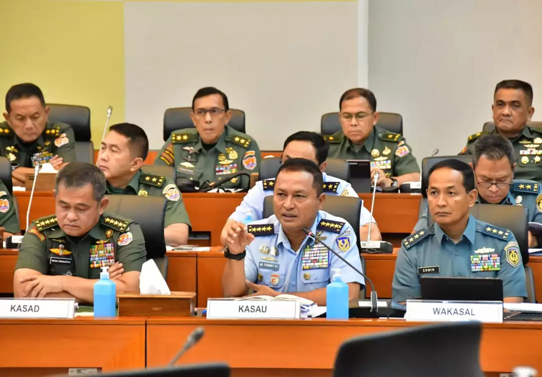Kasau Marsekal TNI M. Tonny Harjono, S.E., M.M., mendampingi Panglima TNI Jenderal TNI Agus Subiyanto, S.E., M.Si., hadiri rapat Komisi I Dewan Perwakilan Rakyat (DPR) RI di Gedung DPR RI, Jakarta, Kamis (13/3/2025).