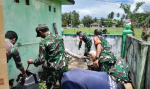Danramil 1314-03/Sumalata Letda Inf Joni Bernat Siby memimpin kegiatan karya bakti membersihkan sarana ibadah Masjid Al Muhajirin di Desa Bulontio, Kecamatan Sumalata, Kabupaten Gorontalo Utara, Kamis (13/3/2025).