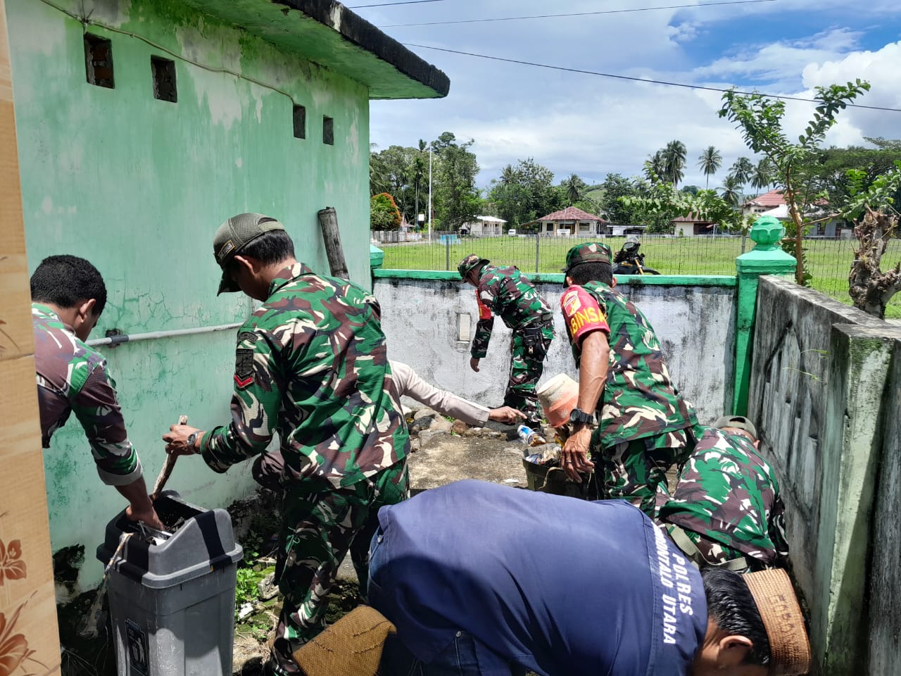 Danramil 1314-03/Sumalata Letda Inf Joni Bernat Siby memimpin kegiatan karya bakti membersihkan sarana ibadah Masjid Al Muhajirin di Desa Bulontio, Kecamatan Sumalata, Kabupaten Gorontalo Utara, Kamis (13/3/2025).