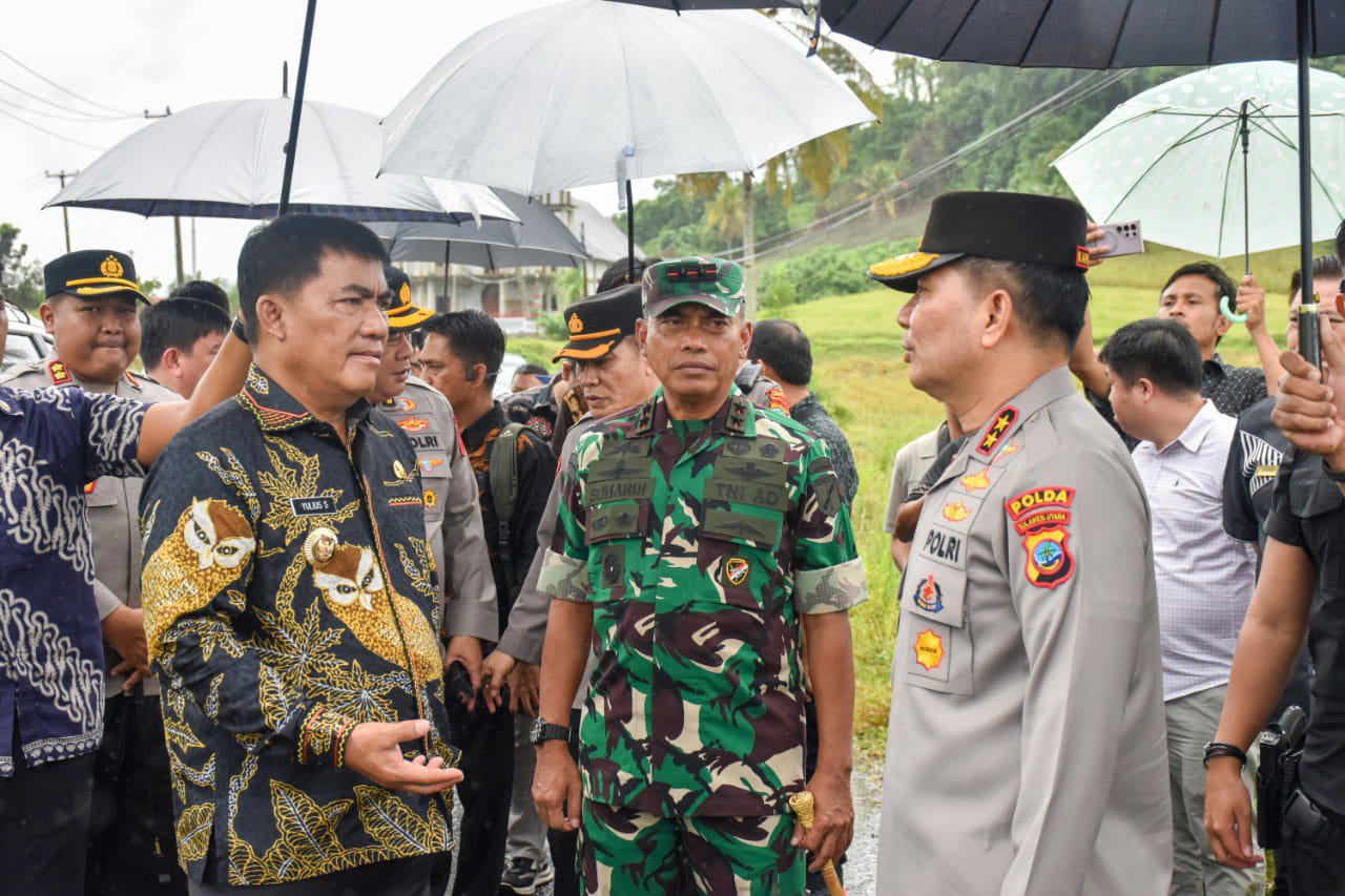 Pangdam XIII/Merdeka Mayor Jenderal TNI Suhardi, bersama Gubernur Sulawesi Utara (Sulut), Yulius Selvanus Komaling (YSK), meninjau dua proyek strategis di Bolaang Mongondow, Jumat (14/3/2025).