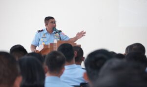 Danlanud Sam Ratulangi Marsma TNI Antariksa Anondo, S.E., M.Tr.(Han)., menekankan pentingnya kedisiplinan dan menjaga kesehatan di bulan suci Ramadhan kepada seluruh personel di Balai Prajurit Lanud Sam Ratulangi, Manado, Sulawesi Utara. Rabu (12/3/2025).