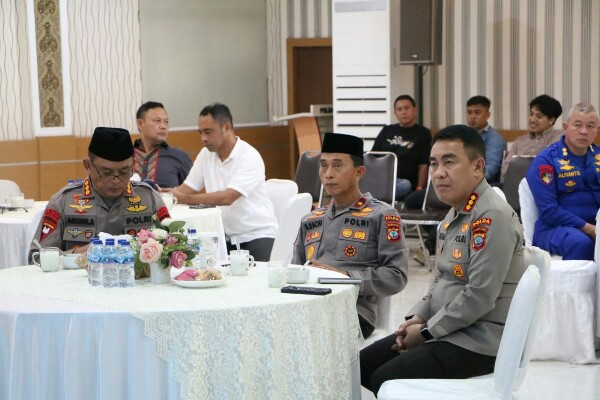 Polda Sulawesi Utara menggelar buka puasa bersama dengan media. Kegiatan ini digelar di aula Tribrata Polda Sulut, Kamis (13/3/2025) sore, dan juga dikuti secara daring oleh Polres jajaran.