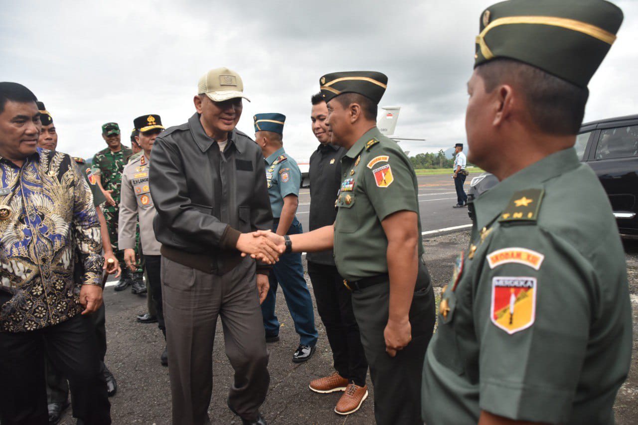 Pangdam XIII/Merdeka, Mayor Jenderal TNI Suhardi, bersama Forum Koordinasi Pimpinan Daerah (Forkopimda) Sulawesi Utara (Sulut), menyambut kedatangan Menteri Pertahanan Republik Indonesia (Menhan RI) Syafrie Syamsuddin, di Bandara Internasional Sam Ratulangi, Manado, Selasa (18/3/2025).