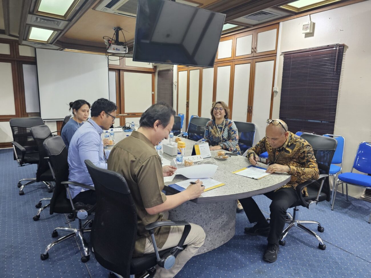 PT PLN (Persero) UP3 Manado bersama PT Bank Mandiri (Persero) Tbk Area Manado dan PT Cipta Permai Sejati resmi menandatangani Perjanjian Kerja Sama (PKS) Program di Kantor Bank Mandiri Area Manado, Rabu (12/2) lalu.