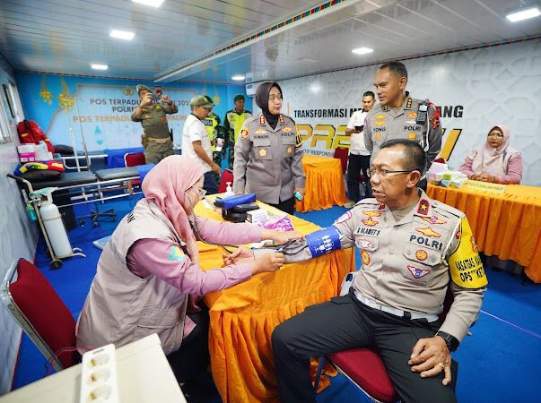 Kenaikan arus keluar dari Jabodetabek terjadi, Direktur Penegakan Hukum (Dirgakkum) Korlantas Polri, Brigjen Pol Raden Slamet Santoso, memonitor langsung pergerakan arus lalu lintas dari Cikampek hingga Palimanan di Command Center KM 188.