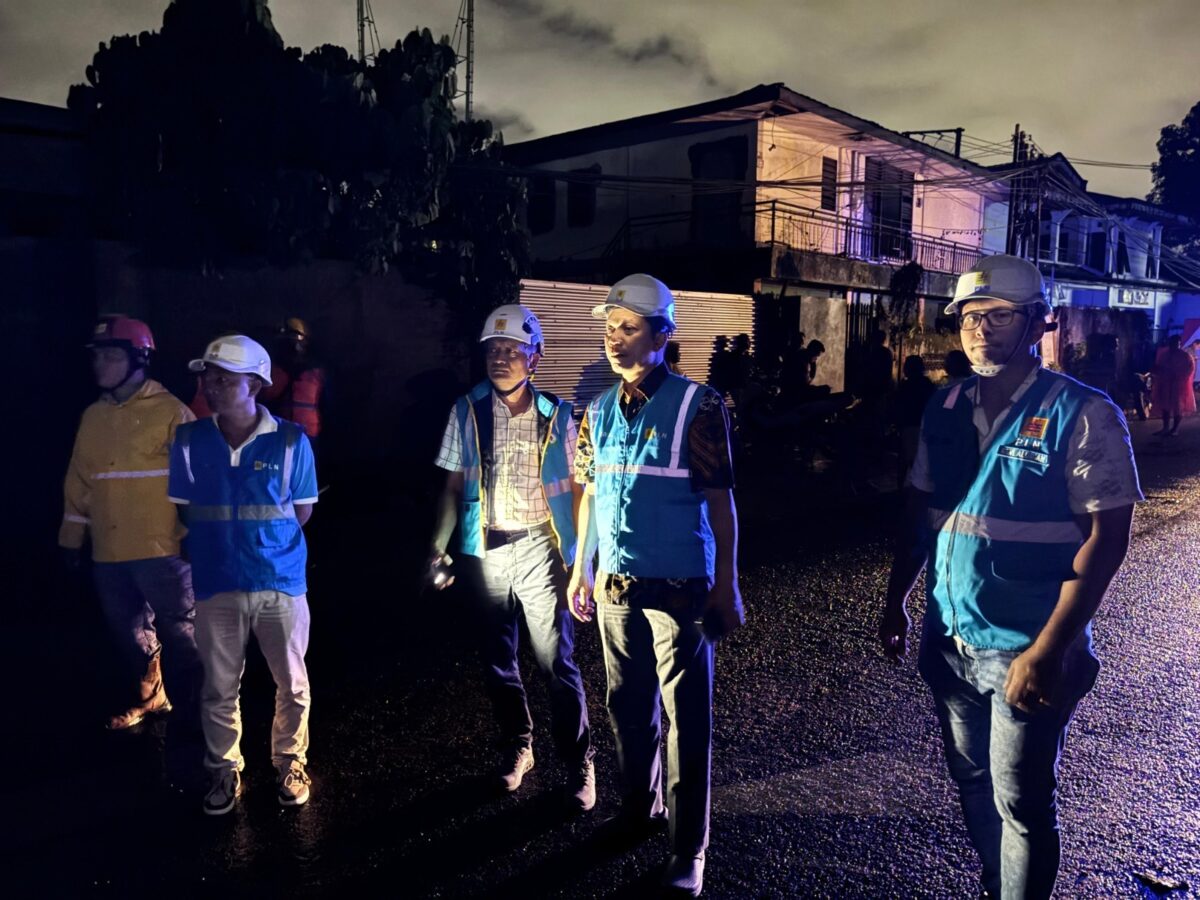 General Manager PLN UID Suluttenggo Atmoko Basuki turun langsung ke lapangan untuk mengecek intalasi listrik terdampak banjir.