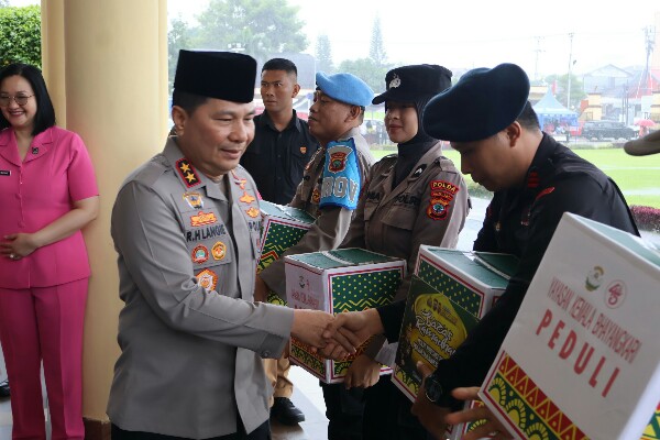 Polda Sulawesi Utara bekerja sama dengan instansi terkait lainnya menggelar Bazar Ramadhan Polri Presisi, dirangkaikan dengan Baksos Ramadhan Bhayangkari 2025.