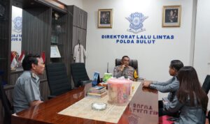 Kantor Wilayah Kementerian Hukum Sulawesi Utara (Kanwil Kemenkum Sulut) melaksanakan silaturahmi ke Direktorat Lalu Lintas Kepolisian Daerah Sulawesi Utara (Ditlantas Polda Sulut). Kunjungan ini dipimpin oleh Kepala Divisi Pelayanan Hukum, Raymond Takasenseran, bersama Kepala Bidang Kekayaan Intelektual dan tim.