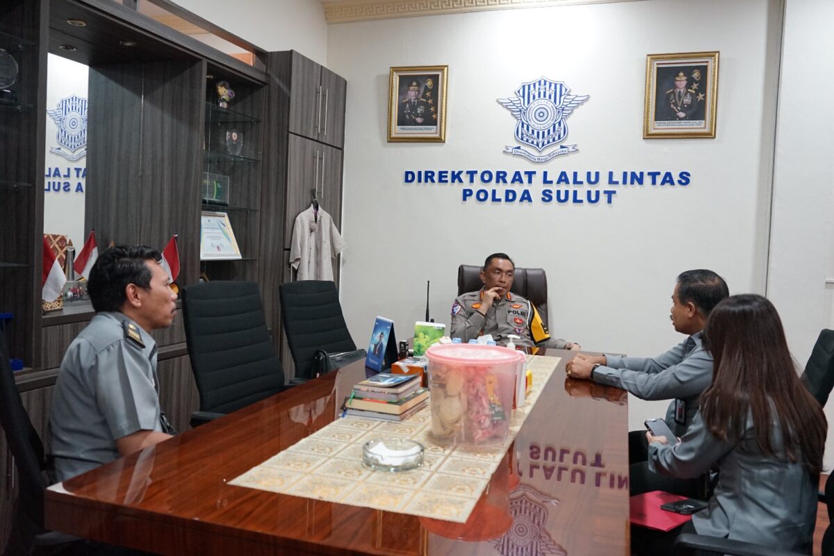 Kantor Wilayah Kementerian Hukum Sulawesi Utara (Kanwil Kemenkum Sulut) melaksanakan silaturahmi ke Direktorat Lalu Lintas Kepolisian Daerah Sulawesi Utara (Ditlantas Polda Sulut). Kunjungan ini dipimpin oleh Kepala Divisi Pelayanan Hukum, Raymond Takasenseran, bersama Kepala Bidang Kekayaan Intelektual dan tim.