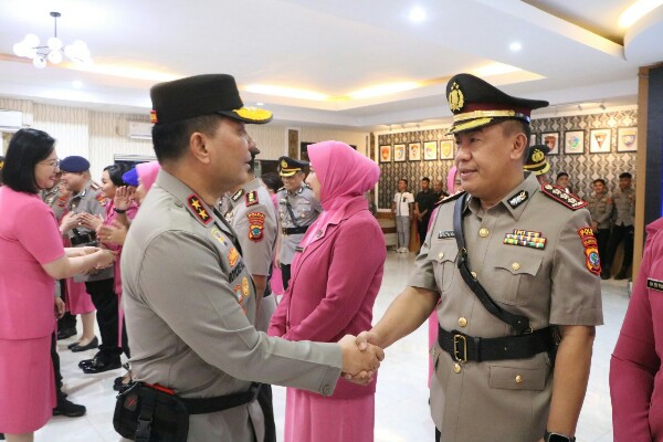 Kapolda Sulawesi Utara Irjen Pol Roycke Harry Langie memimpin serah terima jabatan (Sertijab) sejumlah pejabat utama dan Kapolres di jajaran Polda Sulut.