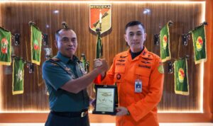 Pangdam,  Panglima Komando Daerah Militer XIII/Merdeka, Mayor Jenderal TNI Suhardi, menerima audiensi dari Kepala Basarnas Sulawesi Utara, George L. M. Randang, di Lobi Kehormatan Makodam XIII/Merdeka.