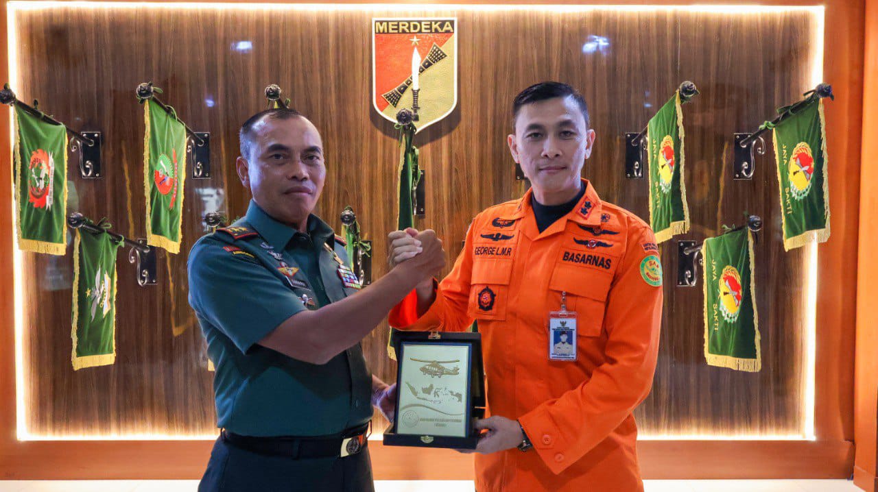 Pangdam,  Panglima Komando Daerah Militer XIII/Merdeka, Mayor Jenderal TNI Suhardi, menerima audiensi dari Kepala Basarnas Sulawesi Utara, George L. M. Randang, di Lobi Kehormatan Makodam XIII/Merdeka.